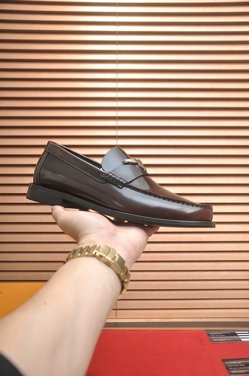 Men's men's shoes 💰560💶 [LV] (original single cowhide lining) 🍀LV's latest genuine leather business suit shoes are launched simultaneously on the official website. The first-layer cowhide imported from Italy is made of heavy gold, 💥1:1 rubber outsole from the official website. Versatile to wear, high-end without losing class, and the color combination is extraordinary. This four-season style is alluring when worn on your feet, showing off your big-name flair. Standard code 38-44 (45 customized)